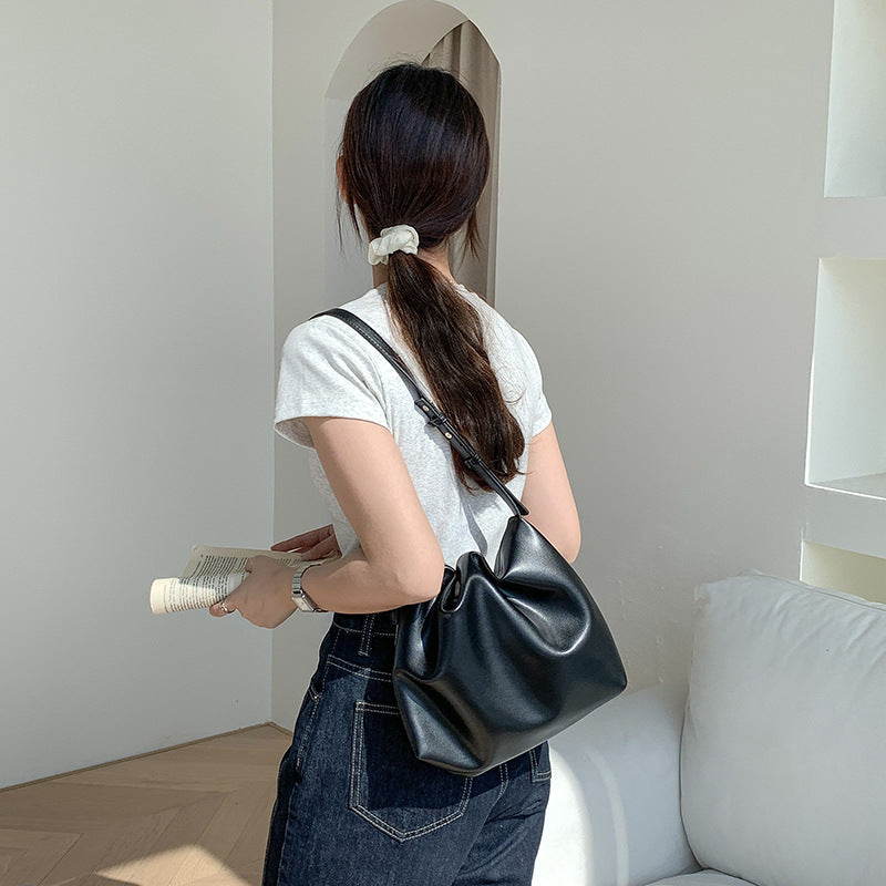 Fashionable new simple large-capacity shoulder pleated bag